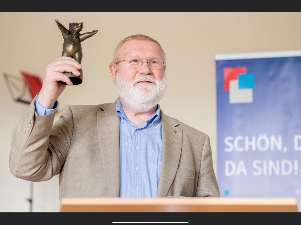 Dank der großen Unterstützung durch die NWZ-Weihnachtsaktion ist Jürgen Westerhoff (NWZ) der „Bronzebär“ von dem Verein der Freunde des Elisabeth Kinderkrankenhauses e.V. verliehen worden. | Foto: Torsten von Reeken