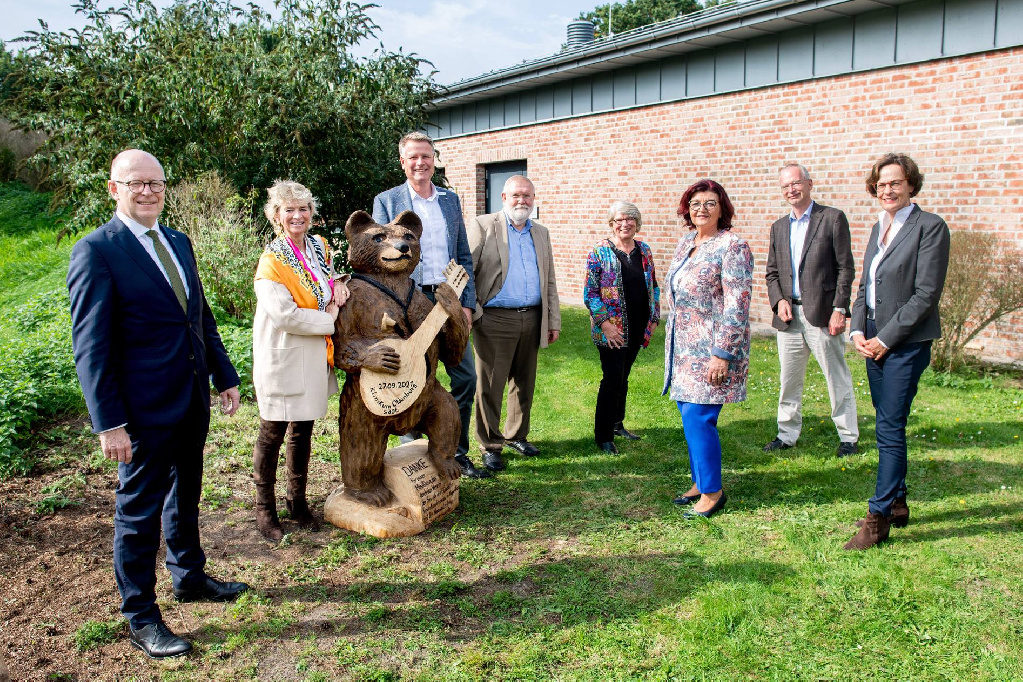 Rainer Schoppik, Caroline Herzogin von Oldenburg, Geert Stadtlander, Jürgen Westerhoff, Germaid Eilers-Dörfler, Dr. Agneta Paul, Dr. Christoph Korenke und Dr. Christiane Stehle | Foto: Torsten von Reeken